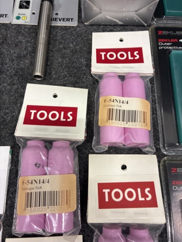 1471186-16 Assortment of welding accessories