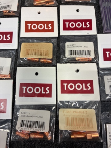 1471186-18 Assortment of welding accessories