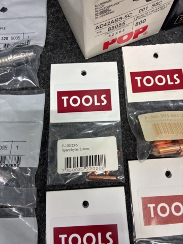 1471186-21 Assortment of welding accessories
