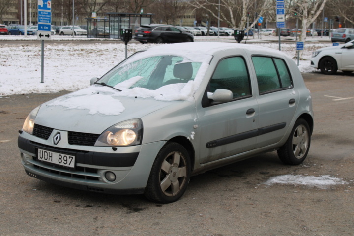 1468945-9 Renault Clio 1.4 2003, automat, 9871 mil (UDH897)