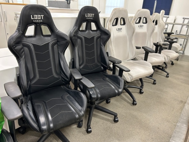 1442496-1 Samling med tillbehör och gamingutrustning från internetkafé