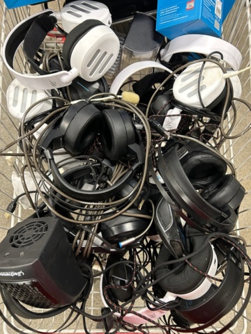 1442496-3 Samling med tillbehör och gamingutrustning från internetkafé