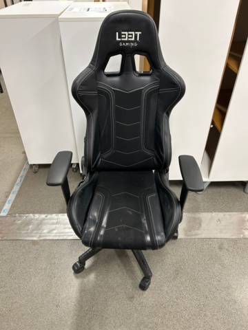 1442496-4 Samling med tillbehör och gamingutrustning från internetkafé