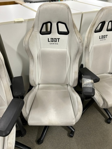 1442496-5 Samling med tillbehör och gamingutrustning från internetkafé