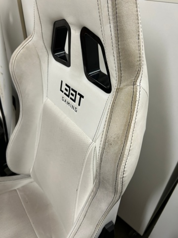 1442496-8 Samling med tillbehör och gamingutrustning från internetkafé