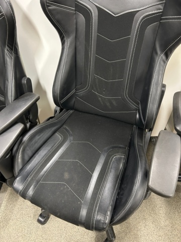 1442496-9 Samling med tillbehör och gamingutrustning från internetkafé