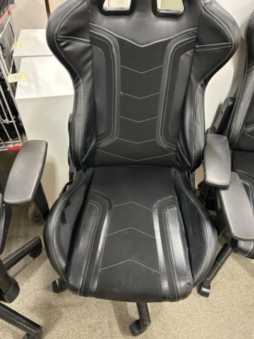 1442496-10 Samling med tillbehör och gamingutrustning från internetkafé