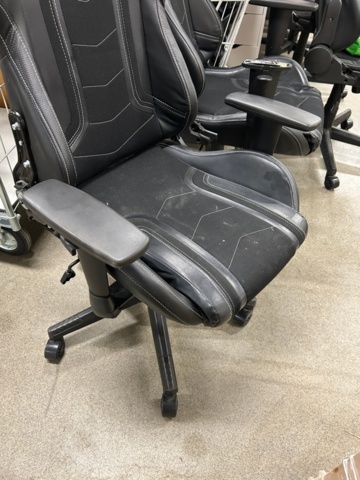 1442496-12 Samling med tillbehör och gamingutrustning från internetkafé