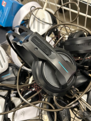 1442496-13 Samling med tillbehör och gamingutrustning från internetkafé