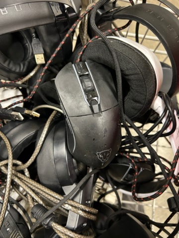 1442496-15 Samling med tillbehör och gamingutrustning från internetkafé