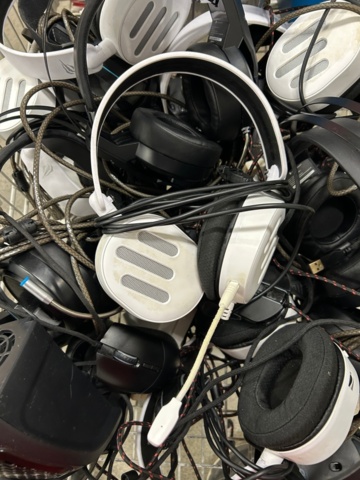 1442496-16 Samling med tillbehör och gamingutrustning från internetkafé