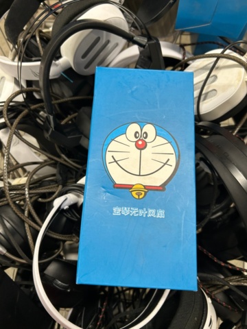 1442496-17 Samling med tillbehör och gamingutrustning från internetkafé