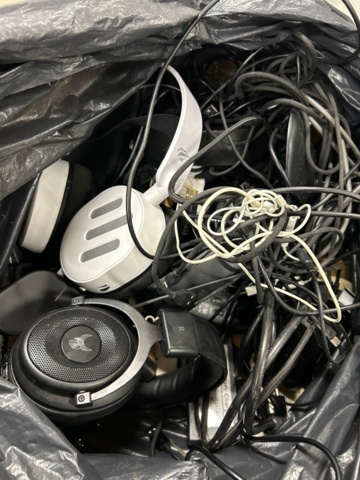 1442496-21 Samling med tillbehör och gamingutrustning från internetkafé