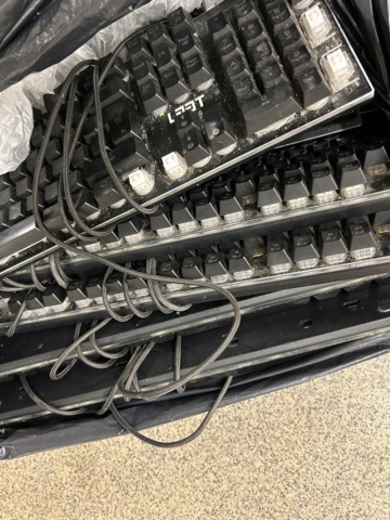 1442496-22 Samling med tillbehör och gamingutrustning från internetkafé