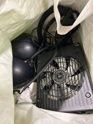 1442496-25 Samling med tillbehör och gamingutrustning från internetkafé