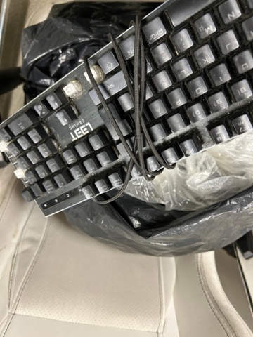 1442496-26 Samling med tillbehör och gamingutrustning från internetkafé