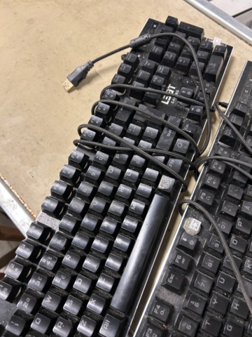 1442496-27 Samling med tillbehör och gamingutrustning från internetkafé