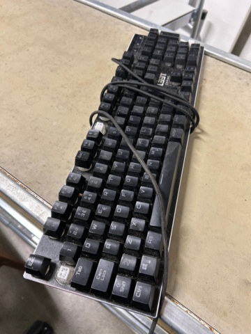 1442496-28 Samling med tillbehör och gamingutrustning från internetkafé