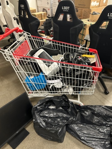 1442496-2 Samling med tillbehör och gamingutrustning från internetkafé