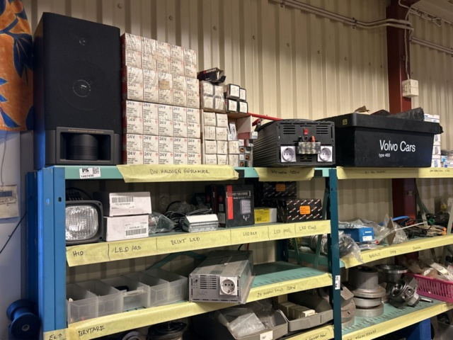 1457436-1 Collection of various electrical products - lamps, LED lighting, inverters, etc.