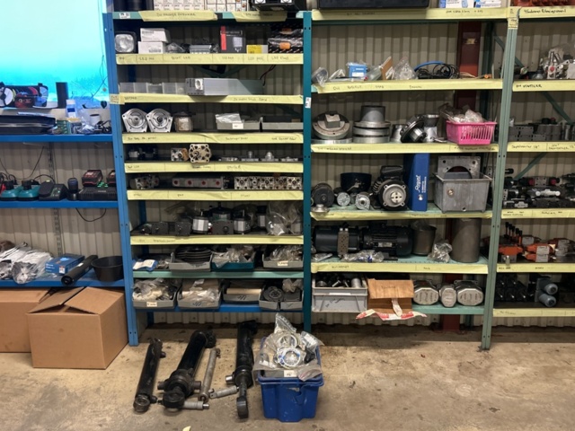 1457437-1 Collection of various pumps - hydraulics, component parts, etc.