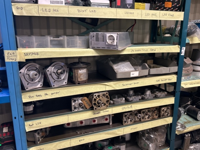 1457437-2 Collection of various pumps - hydraulics, component parts, etc.