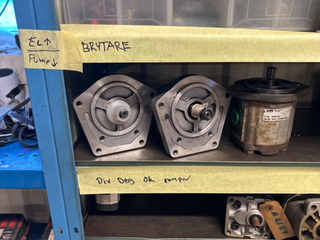 1457437-3 Collection of various pumps - hydraulics, component parts, etc.