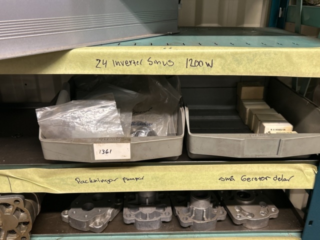 1457437-4 Collection of various pumps - hydraulics, component parts, etc.