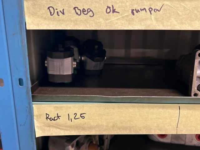 1457437-5 Collection of various pumps - hydraulics, component parts, etc.