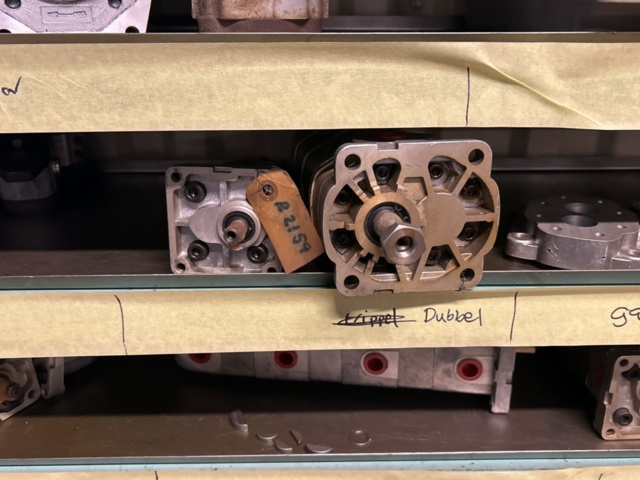 1457437-6 Collection of various pumps - hydraulics, component parts, etc.