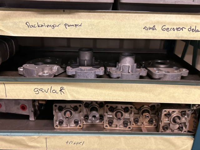 1457437-7 Collection of various pumps - hydraulics, component parts, etc.