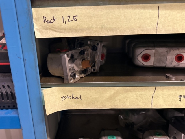 1457437-8 Collection of various pumps - hydraulics, component parts, etc.