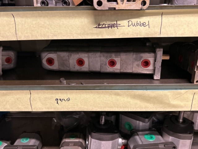 1457437-9 Collection of various pumps - hydraulics, component parts, etc.