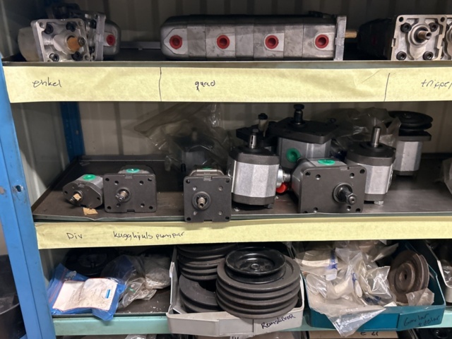 1457437-10 Collection of various pumps - hydraulics, component parts, etc.