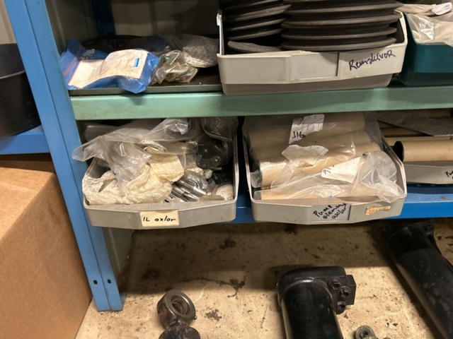 1457437-11 Collection of various pumps - hydraulics, component parts, etc.