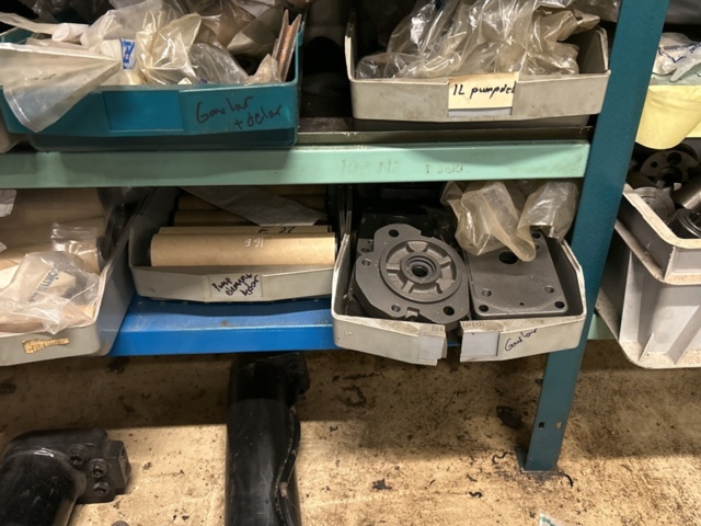 1457437-12 Collection of various pumps - hydraulics, component parts, etc.