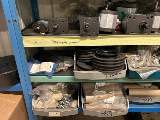 1457437-13 Collection of various pumps - hydraulics, component parts, etc.