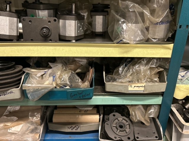 1457437-14 Collection of various pumps - hydraulics, component parts, etc.