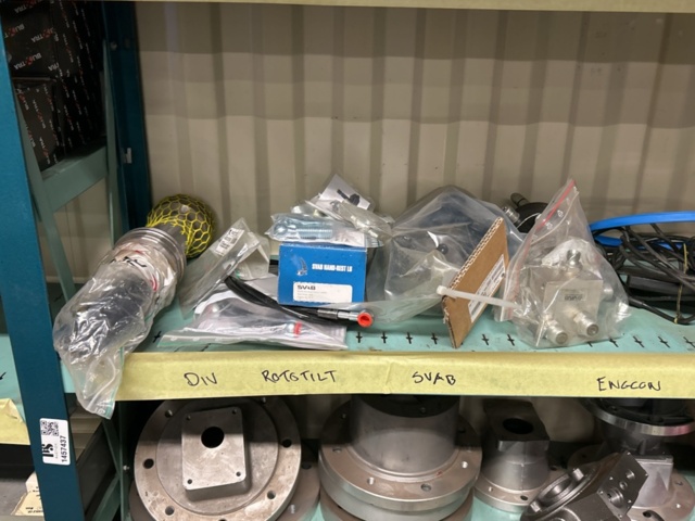 1457437-15 Collection of various pumps - hydraulics, component parts, etc.