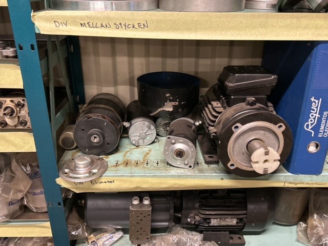 1457437-18 Collection of various pumps - hydraulics, component parts, etc.