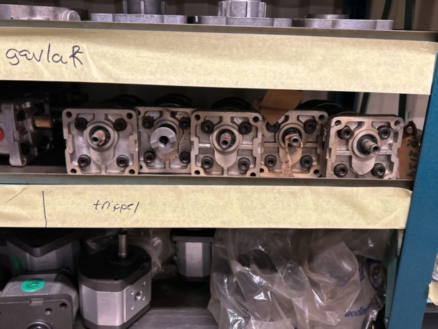 1457437-16 Collection of various pumps - hydraulics, component parts, etc.