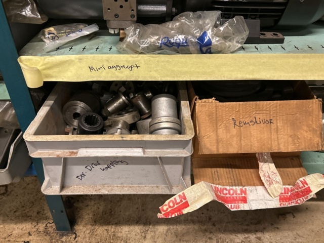 1457437-17 Collection of various pumps - hydraulics, component parts, etc.