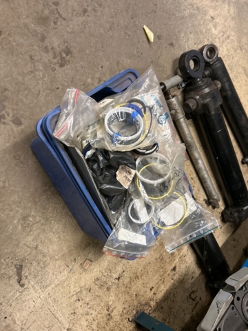 1457437-19 Collection of various pumps - hydraulics, component parts, etc.