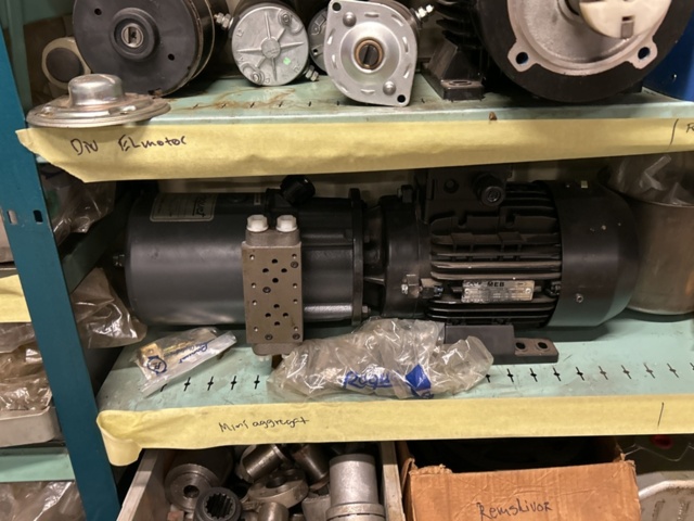 1457437-21 Collection of various pumps - hydraulics, component parts, etc.