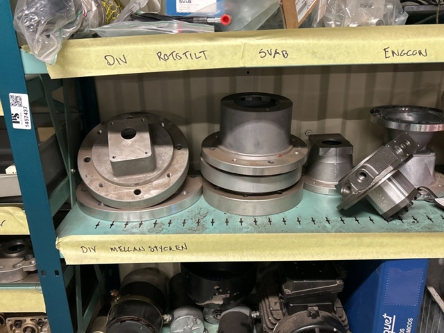 1457437-24 Collection of various pumps - hydraulics, component parts, etc.