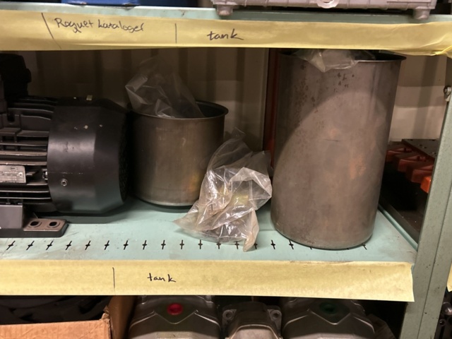 1457437-23 Collection of various pumps - hydraulics, component parts, etc.