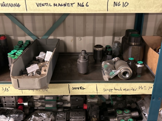 1457439-2 Collection with various valves - hydraulic components