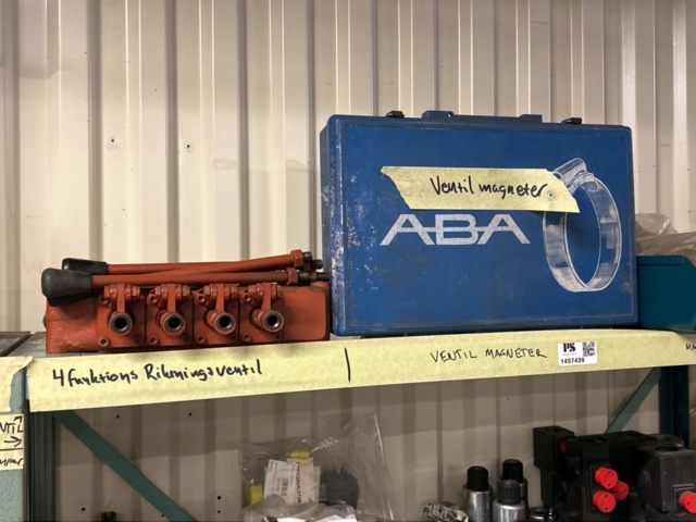 1457439-3 Collection with various valves - hydraulic components