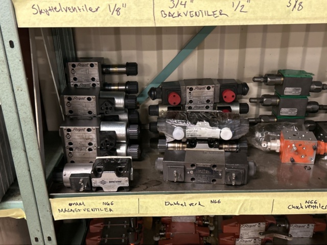 1457439-4 Collection with various valves - hydraulic components