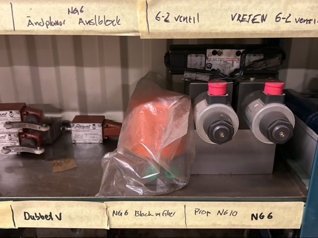 1457439-6 Collection with various valves - hydraulic components